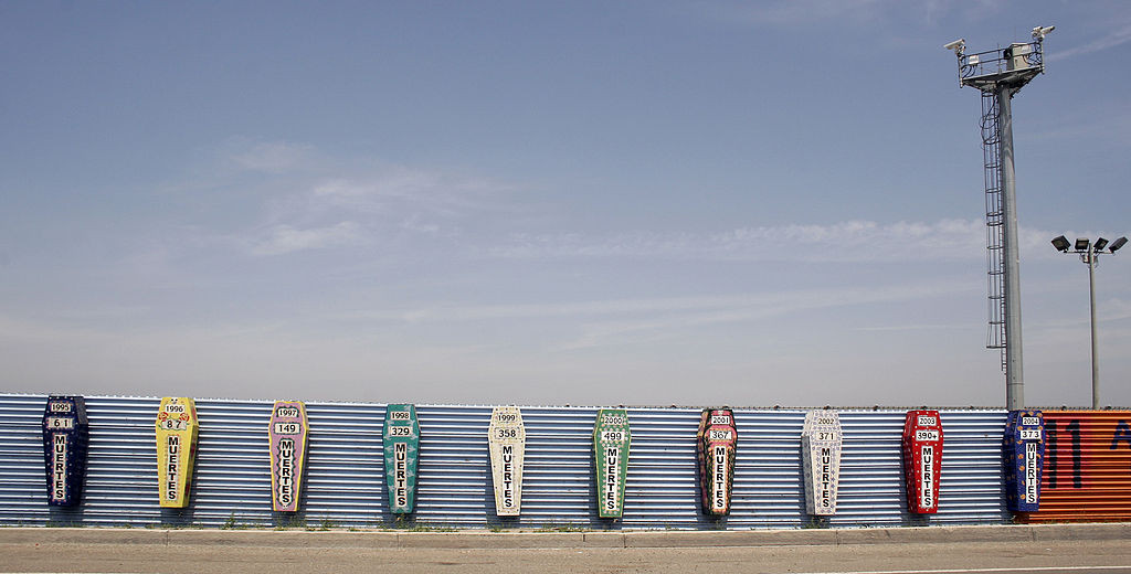 Monumento ai migranti morti attraversando il confine tra Messico e USA, Photo by © Tomas Castelazo, www.tomascastelazo.com  via Wikimedia Commons